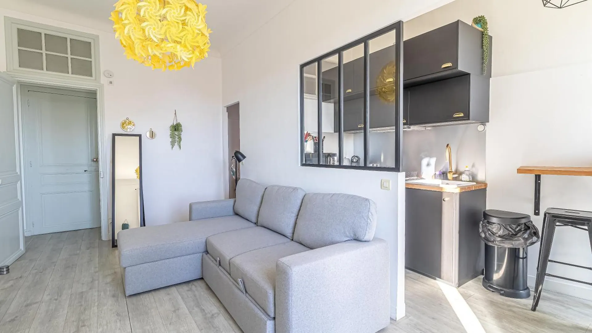 Charming Studio In The Heart Of Menton contacts